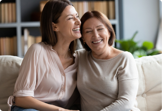 Madre e hija abrazandose