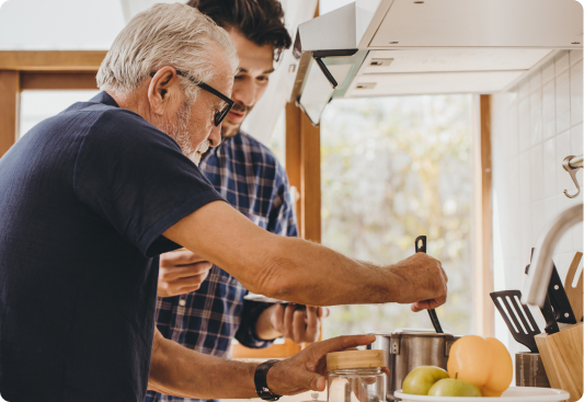 Padre e hijo cocinando juntos