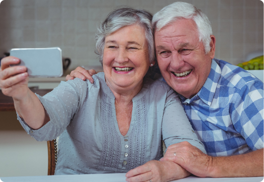 Adultos mayores sacándose una selfie